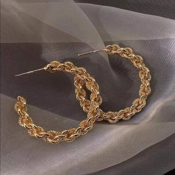 New twist hoop earrings - Picture 3 of 4